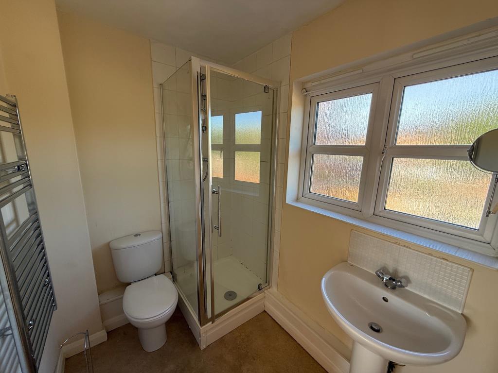 Lot: 136 - VACANT TWO-BEDROOM COACH HOUSE APARTMENT WITH GARAGE - En suite with shower and window to rear